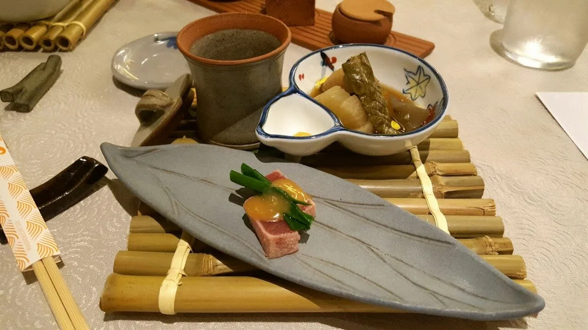 Etapa 1: Nimono / Maguro Nutta / Shirogai Hiyashijiru (Cozido de legumes da estação com caldo midashi; Atum escaldado ao molho de sumisso/ Sopa gelada de sanambi, cará ralado, alho-poró e nameko.)