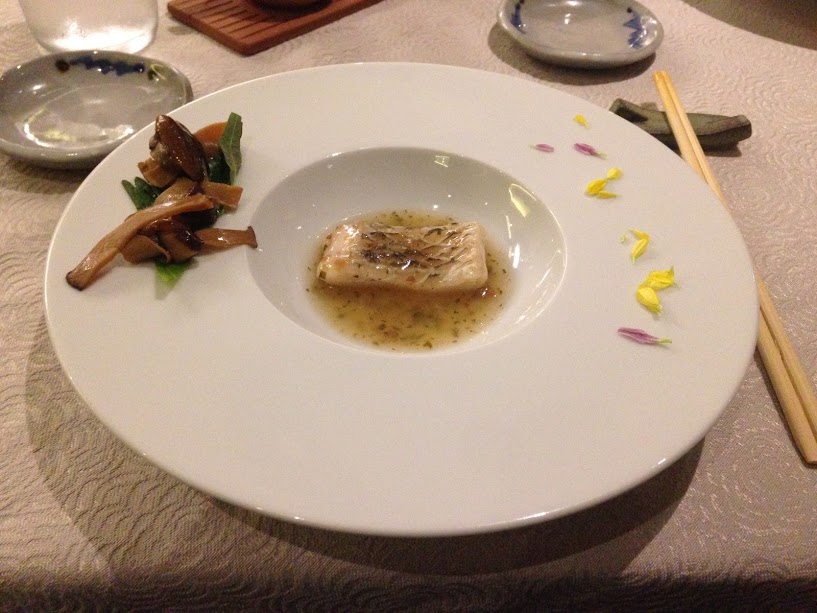 Etapa 2: Robalo com cogumelos (Cozido em baixa temperatura com molho ankake de umeshissô, cogumelos salteados e broto de bambu.)