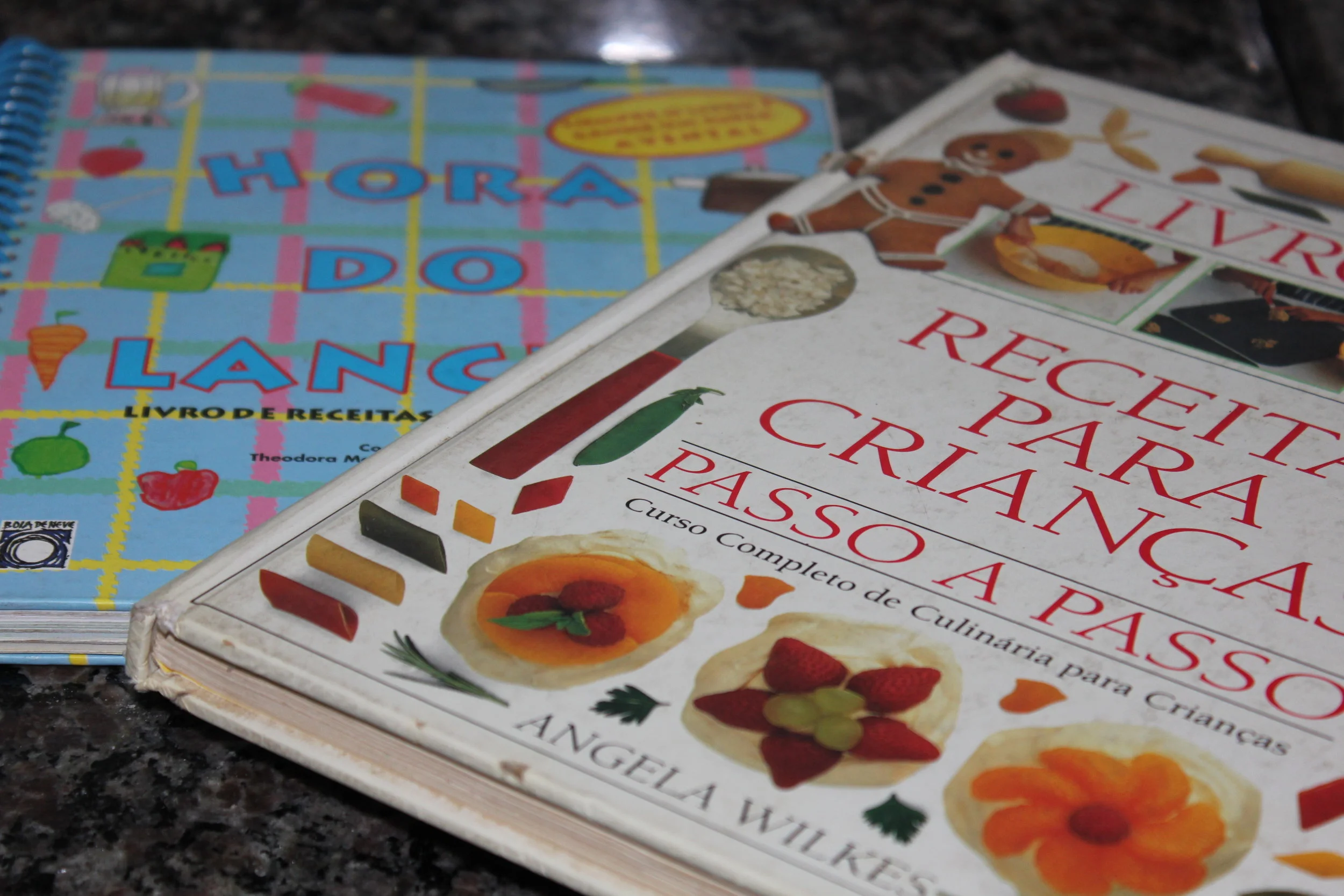 Meus dois livros de culinária para crianças! :) Muito amor por eles.
