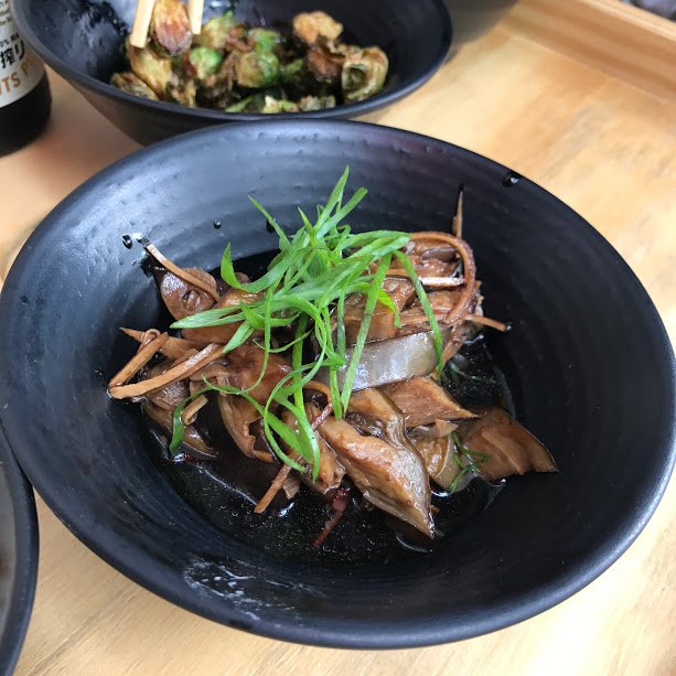 Conserva de berinjela. Tem um gostinho de shoyu com cebolinha. Esse foi o hors-concours da tarde! Uma delícia, delícia, delícia. Note que apesar da porção custar "apenas" 14 reais, ela é pequena. No final acabamos percebendo isso. 
