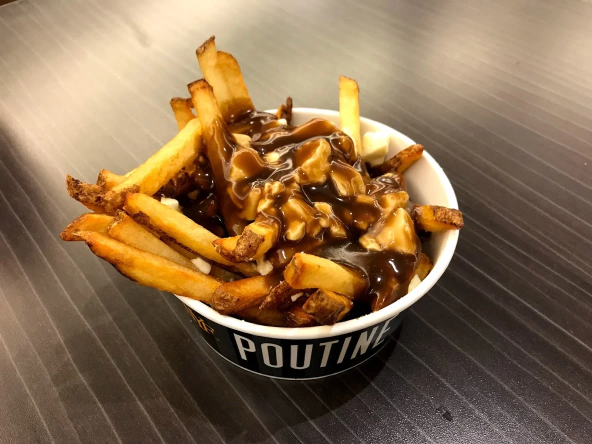 Com vocês: Poutine!