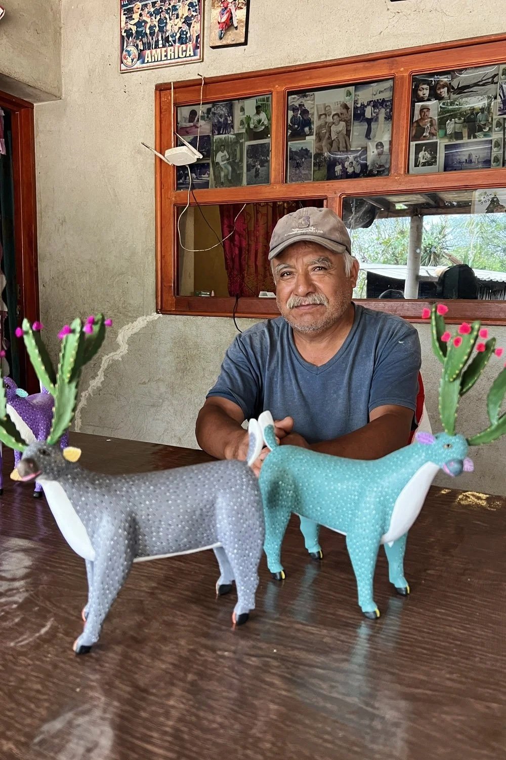 Gabino Reyes wood carver from La Union, Oaxaca