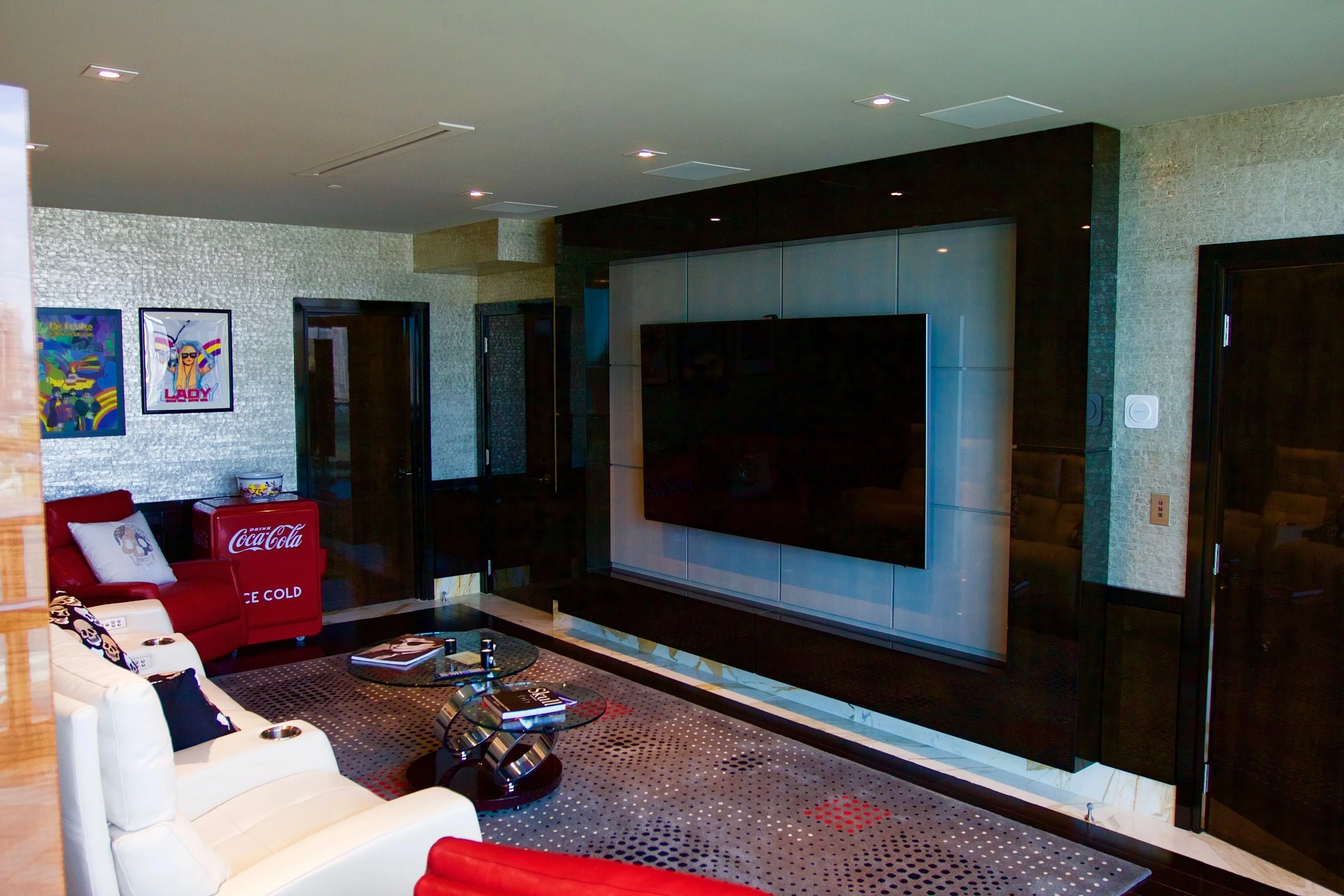 mediaroom-1.jpg