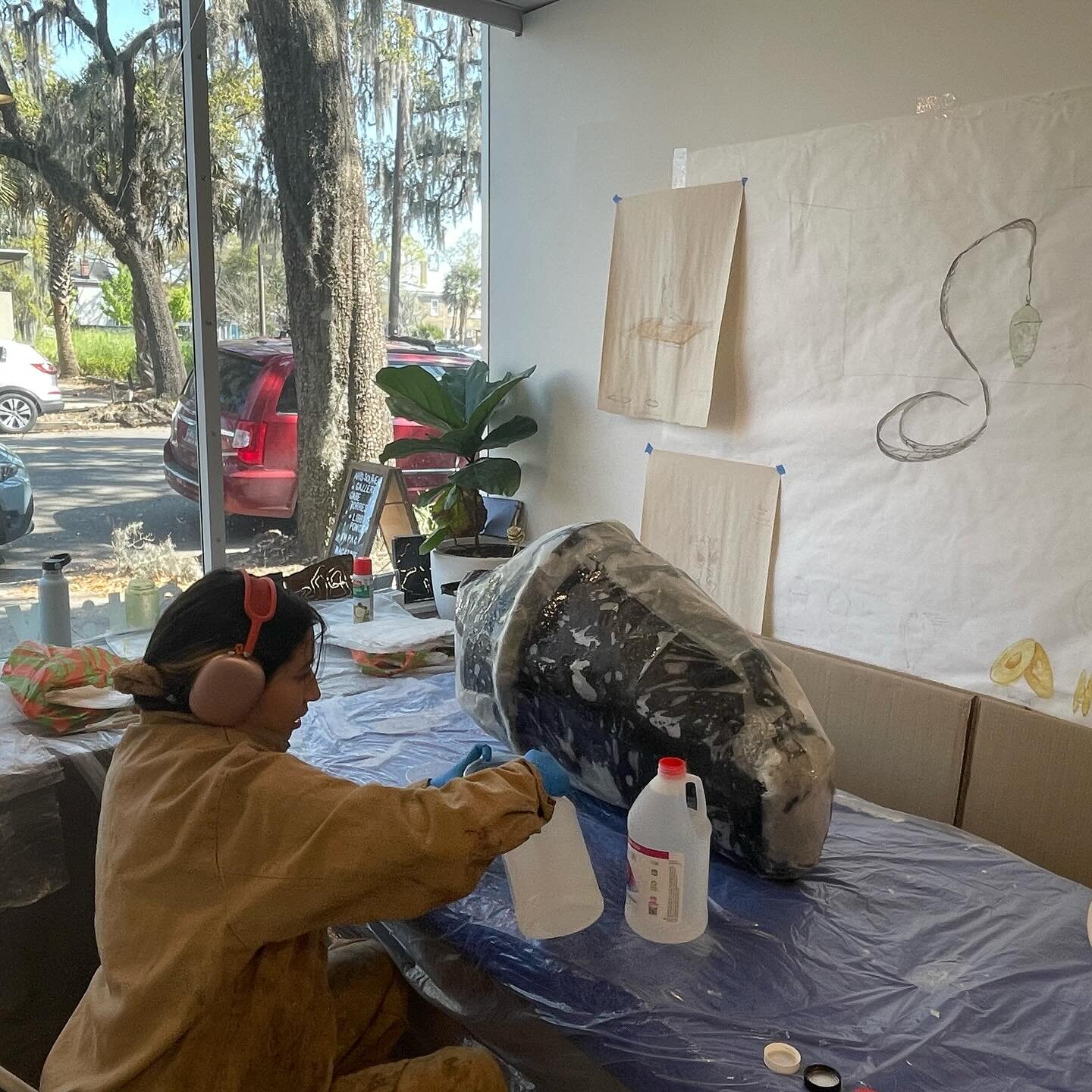 @libbi.ponce hard at work on a new sculpture in the @onviewresidency!! Join us for their Project Finale on Friday, April 5th from 5 - 9PM during #FirstFridaysInStarland !!