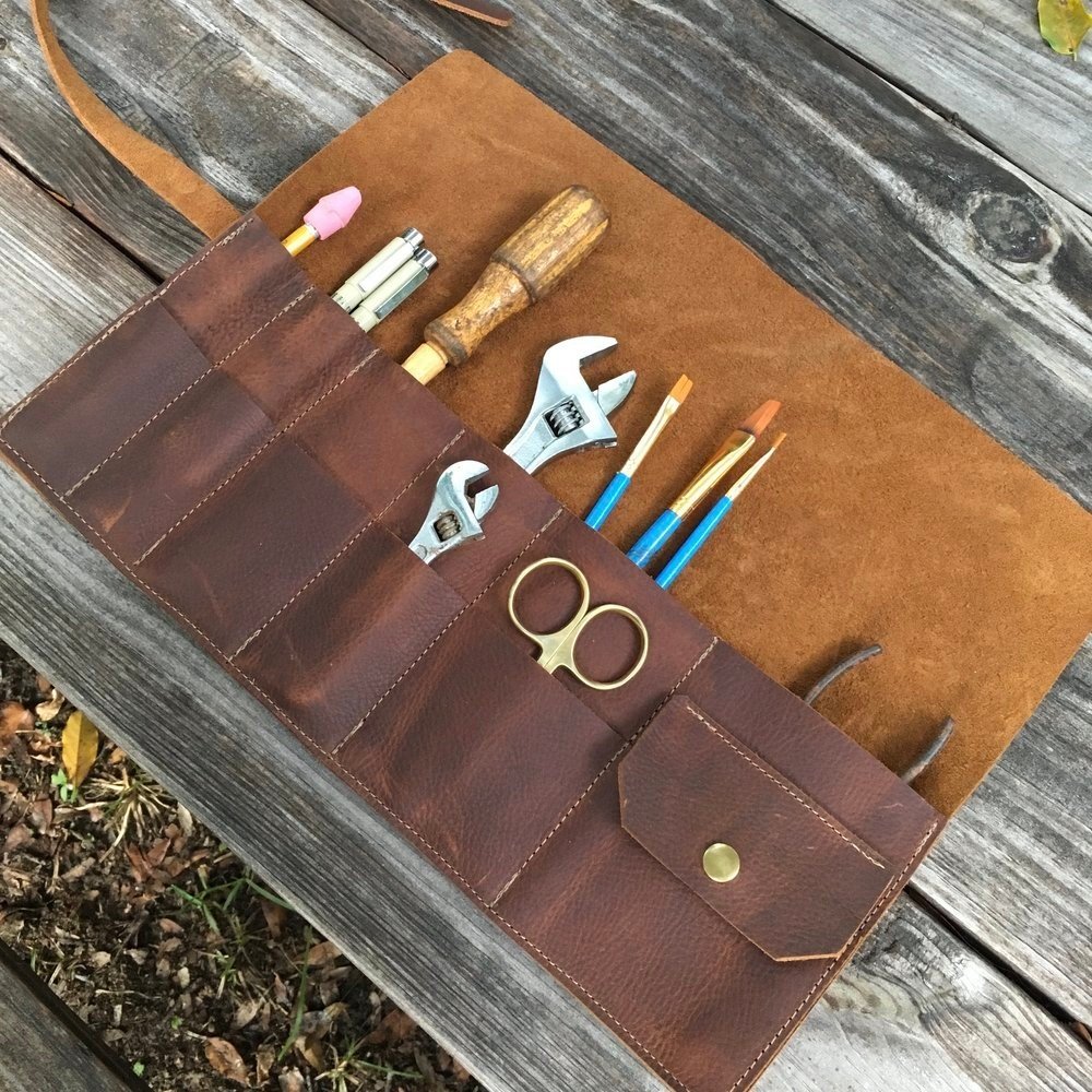 Fidler Supply Co. @fidlersupply⁠
⁠
Tool Roll⁠
⁠
The Tool Roll is the perfect organizational device to keep all the necessary utensils for your hobby neat and contained. Equipped with 2 rows of pockets for items with a variety of height and width, and