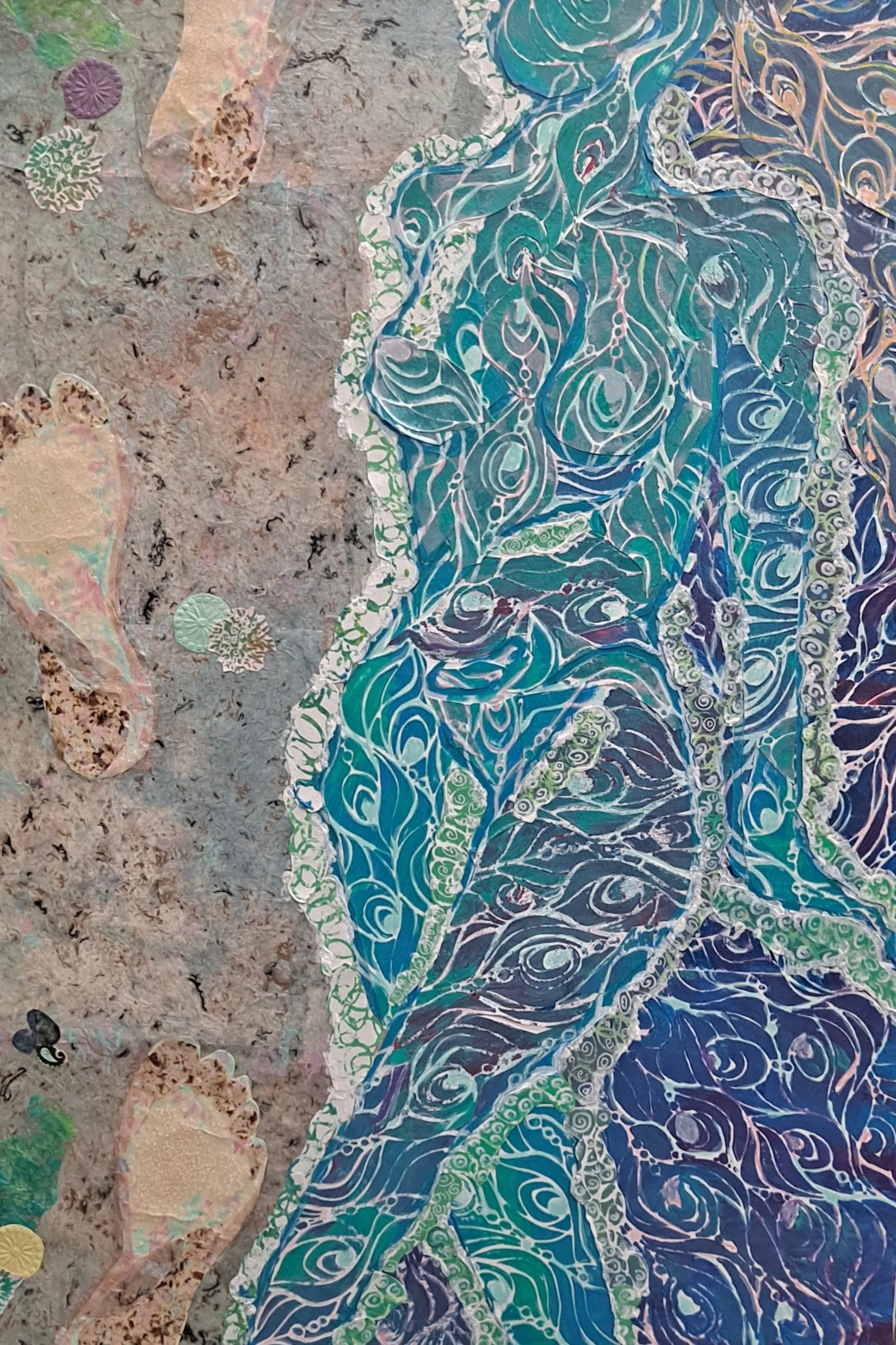  Kelly Charles, “Footsteps in the Sand,” 2025. Mixed media collage, 36 × 24 inches.  