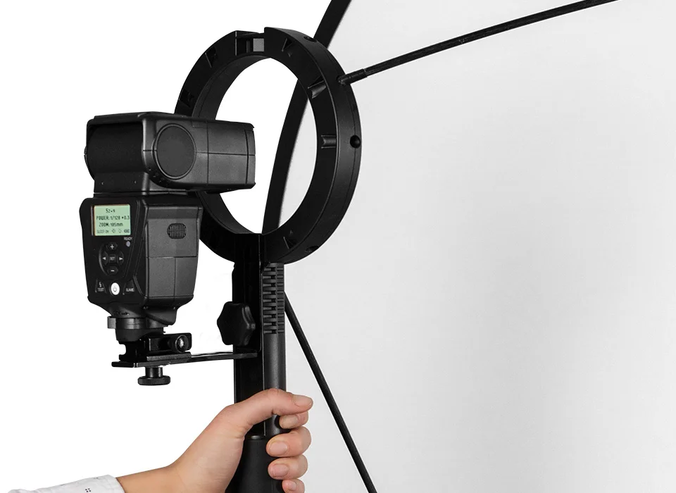 light_controls_lunagrip_speedlight_diffuser_holding.jpg