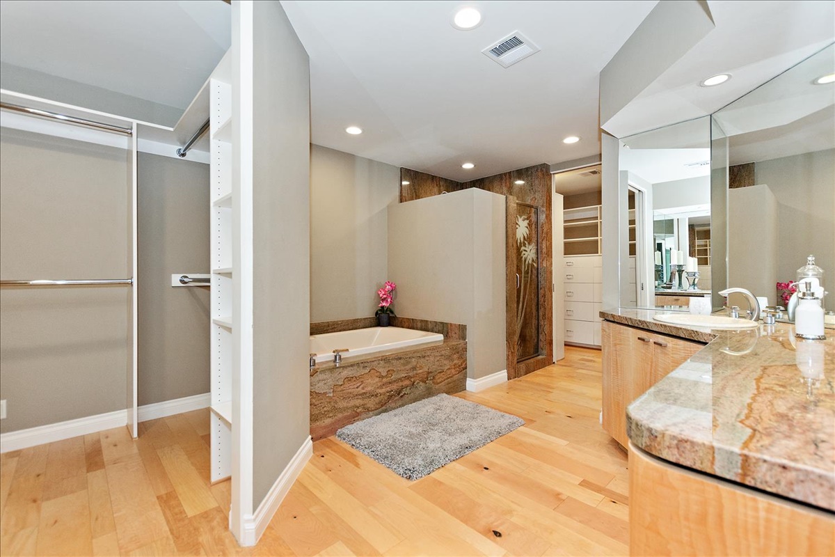 18-Master_Bathroom.jpg