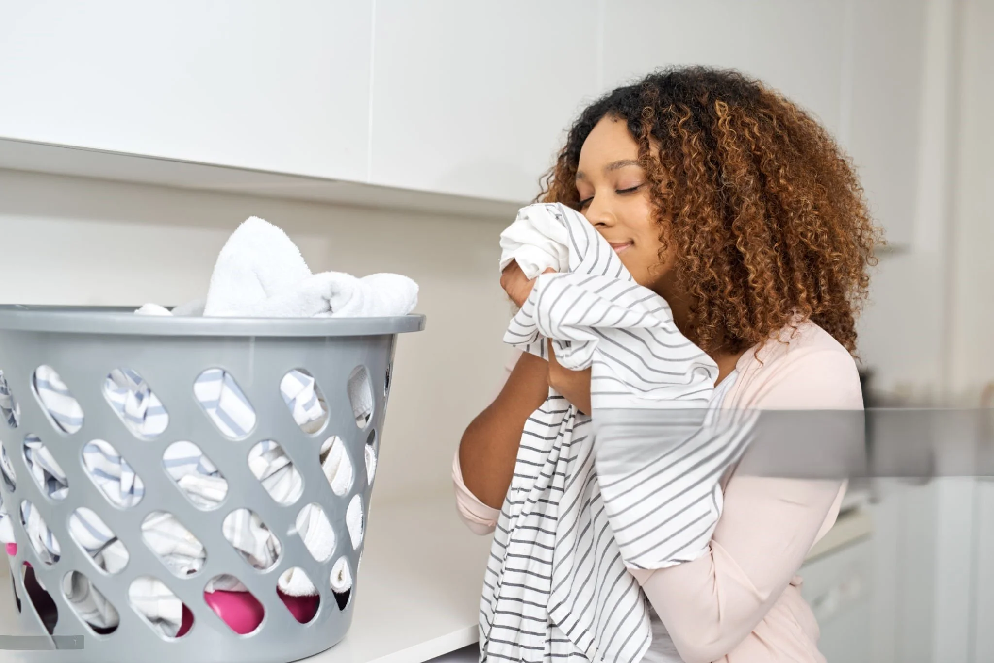 10 Easy Ways to Keep Your Clothes Smelling Fresh All Day – Updated 2025 Guide