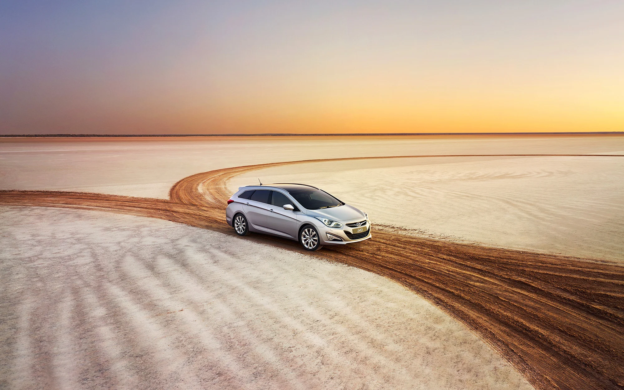 033_Hyundai_i40_high34.jpg