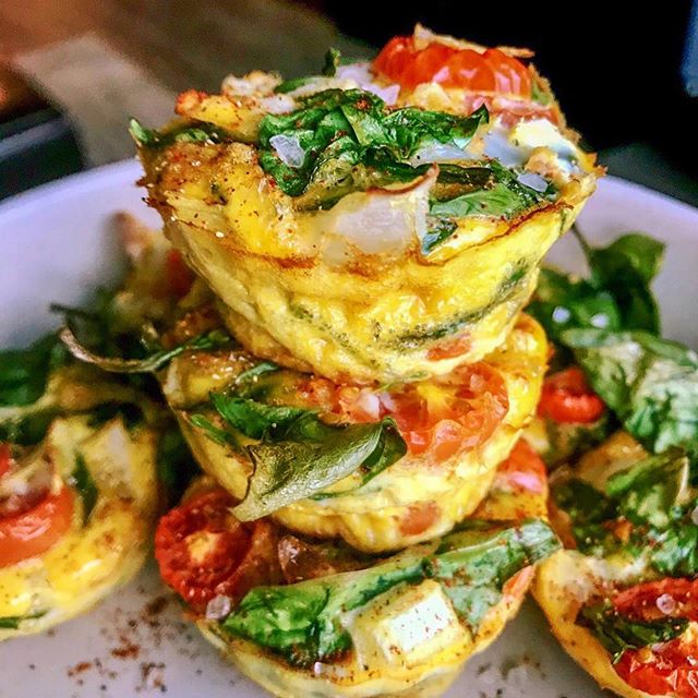 Spinach Tomato Breakfast Muffins⁣⁣
⁣⁣
Making a large batch once saves you time later! Add veggies to increase your veggie intake and give them to your kids for a fun healthy breakfast 💚⁣⁣
⁣⁣
INGREDIENTS: ⁣⁣
6 large eggs, beaten ⁣⁣
1/2 white onion, c