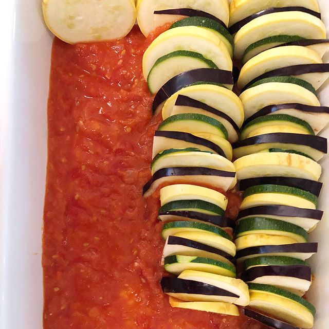 🍅 R A T A T O U I L L E 🍅
One way to change things up with veggies to keep things interesting ✌🏼👩🏻&zwj;🍳 and it&rsquo;s a very easy dish to prepare! .
.
I made homemade tomato sauce, added it to the bottom of a baking dish - sliced zucchini, ye