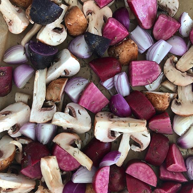 Changing up the colors for tonight&rsquo;s dinner 💜
Roughly cut up some Bello Mushrooms, Red Pearled Onions, Purple potatoes and added thyme leaves. Seasoned it up a bit with Himalayan salt, garlic &amp; onion powder, mustard seed powder and will be