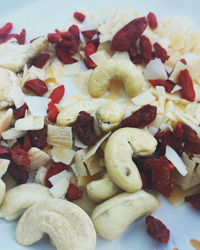 Excellent midday snack! Currently enjoying some raw, unsalted cashews, goji berries by @navitasorganics and toasted coconut chips by @dangfoods. Feeling good ✌🏼 Happy Saturday!!😘
.
Nutritionist Tip: Separate a bit of each on a plate or in a ziplock