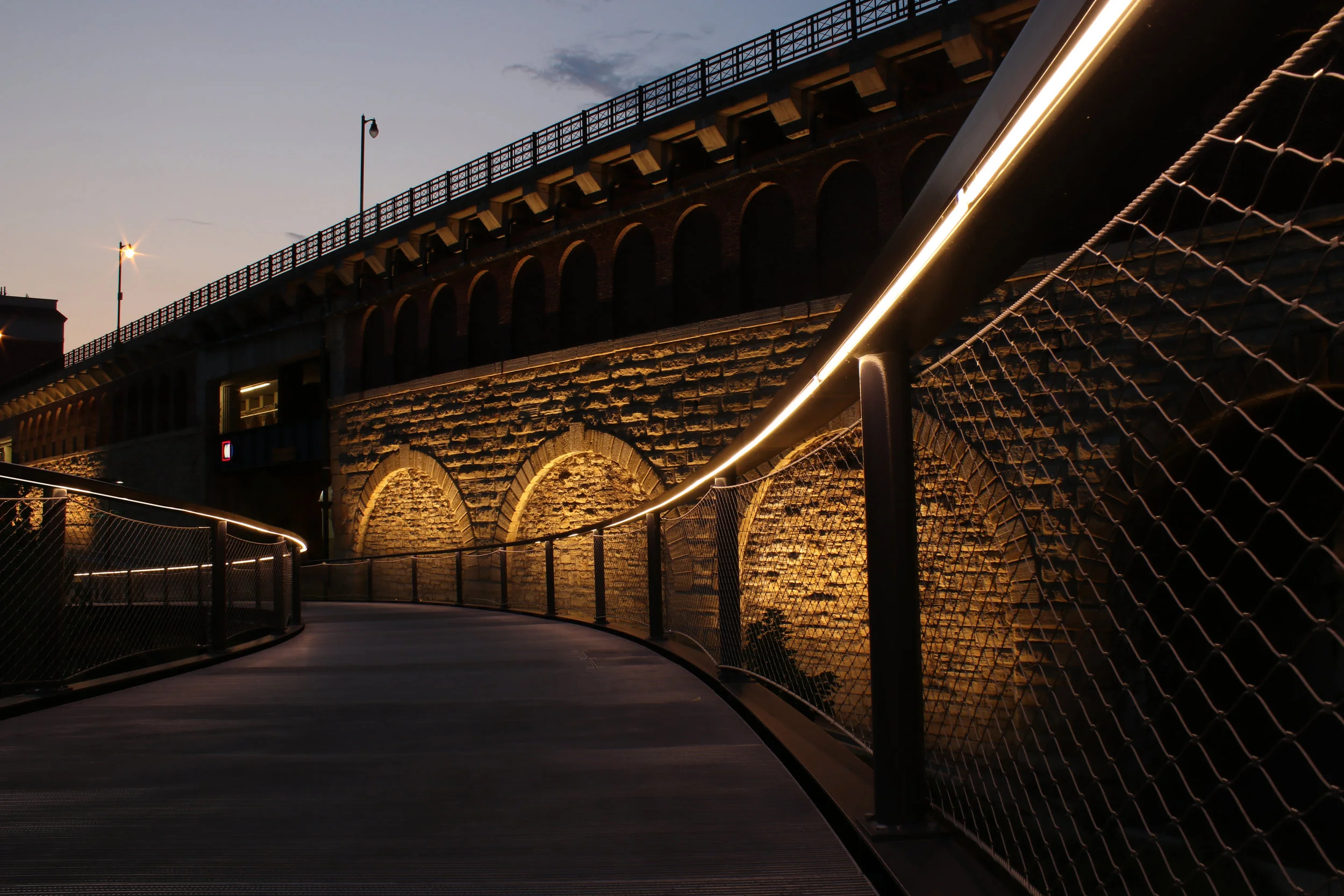 iLight-3-St-Louis-Gateway-Arch-linear-LED-handrail-09b.jpg