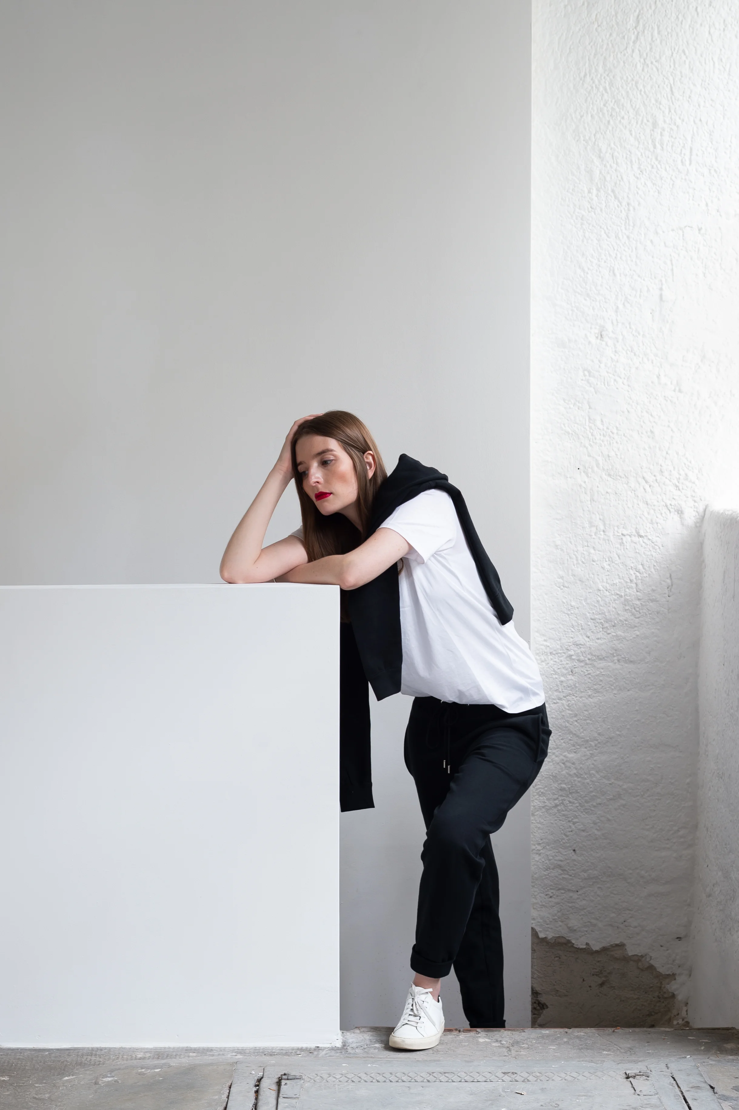 Britta_Reineke_Handvaerk_shirt_leaning_2a.jpg