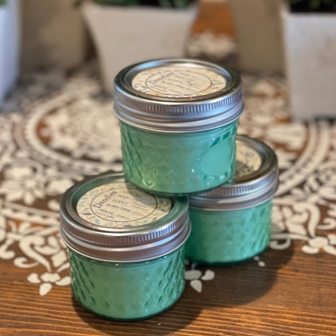 Our newest mini candle combines two decor trends you'll see popping up in homes and the Dandles candles collection. ⁣
⁣
So what's popular right now?⁣
⁣
+ Colored glass - Trendy vintage colored glass is back. Dandles come in bright green, blush pink, 