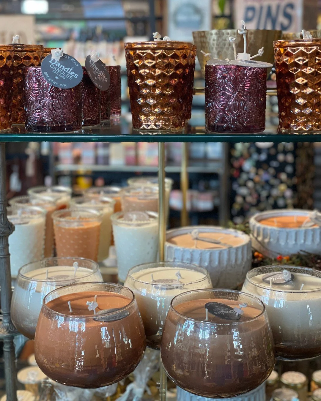 Fall colors on display!
The changing of the leaves means the colors on the Dandles Candles shelves are also changing at shops like @boulevard_mercantile in Spokane.
Boulevard Mercantile is also one of the few shops that carries our large centerpiece