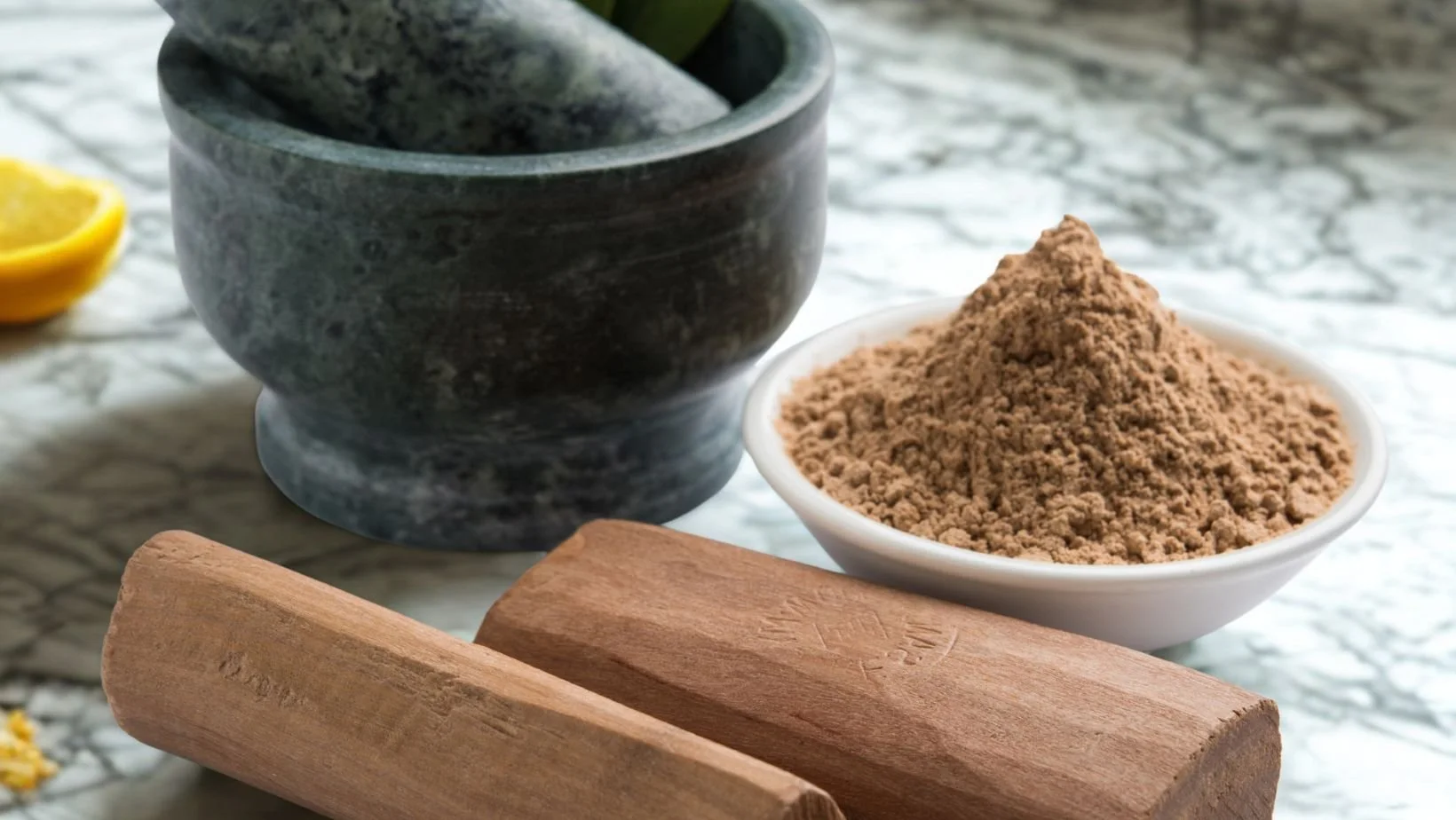 sandalwood-scent-notes-cedar-citrus.jpg