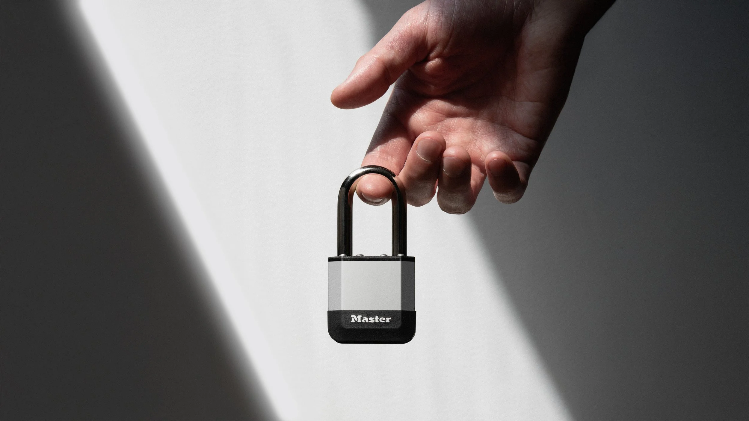 02_MNML_MasterLock_Finger_Hold.jpg