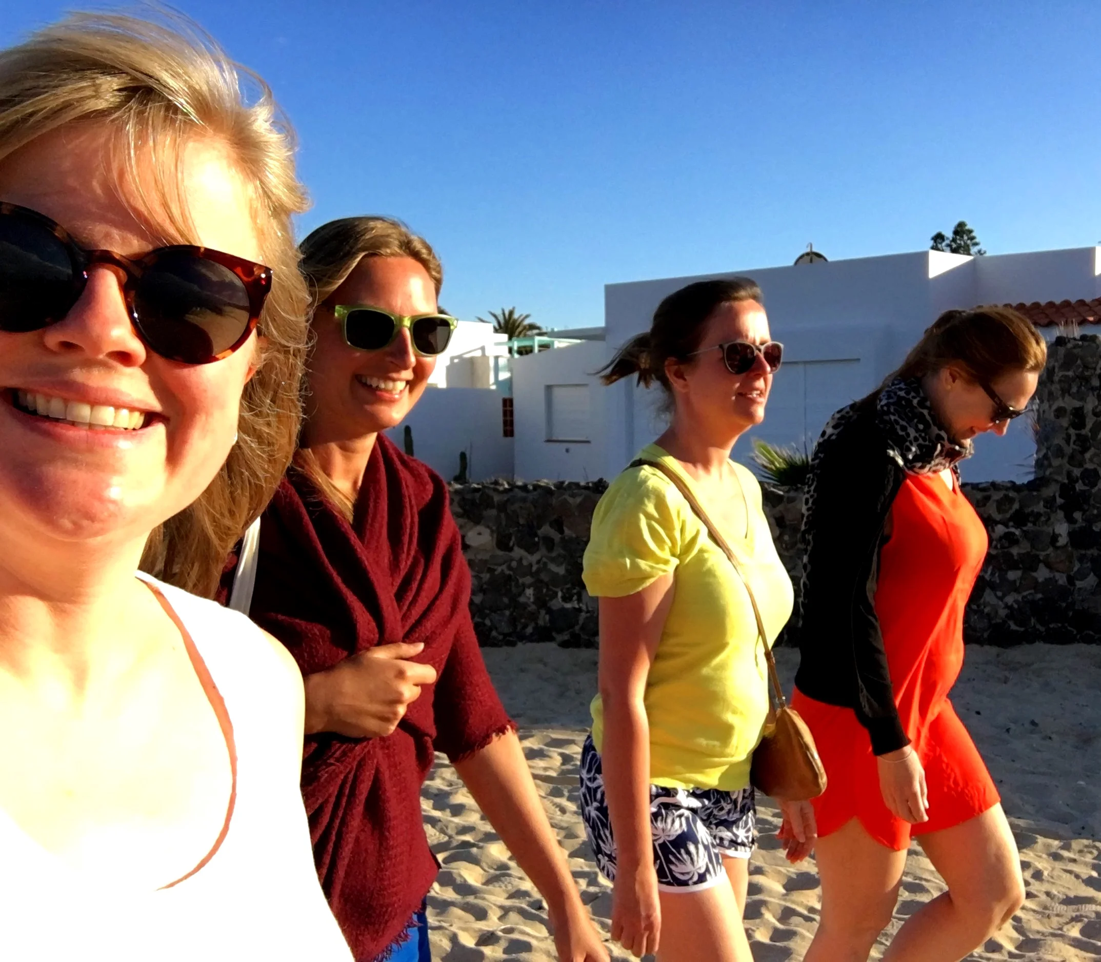 OP BEZOEK BIJ LIEN IN HAAR HOMEBASE FUERTEVENTURA. WANT DE BUSINESS NERD UITHANGEN MET JE BUSINESS BESTIES KAN NATUURLIJK BEST OP HET STRAND :-)
