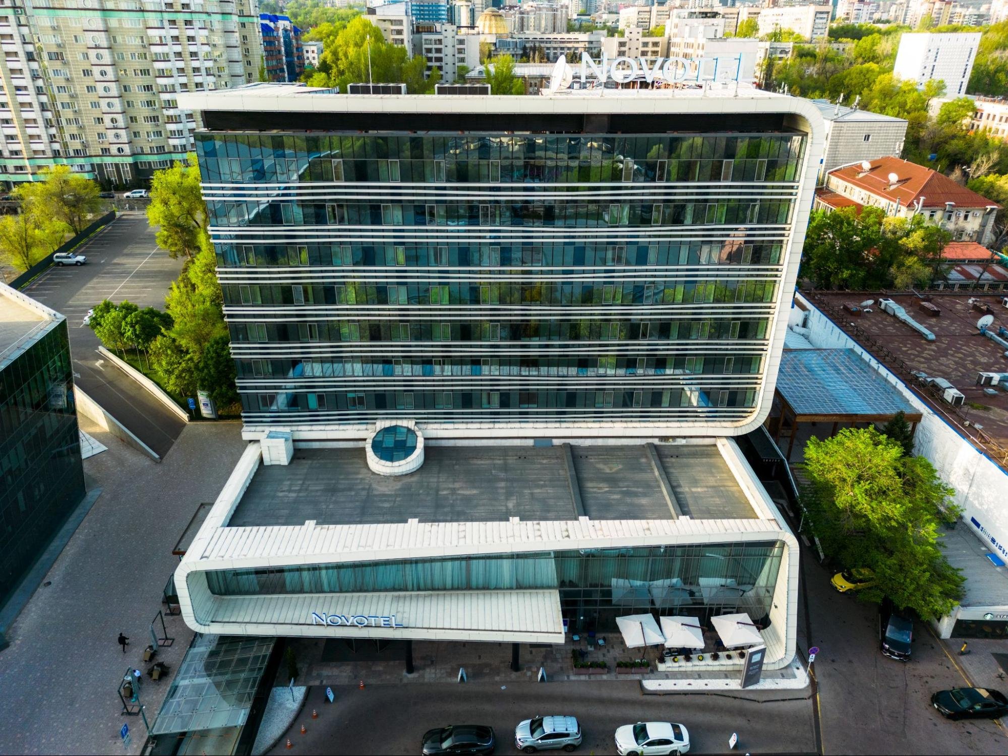 Aerial photo of a hotel showing the surrounding urban landscape