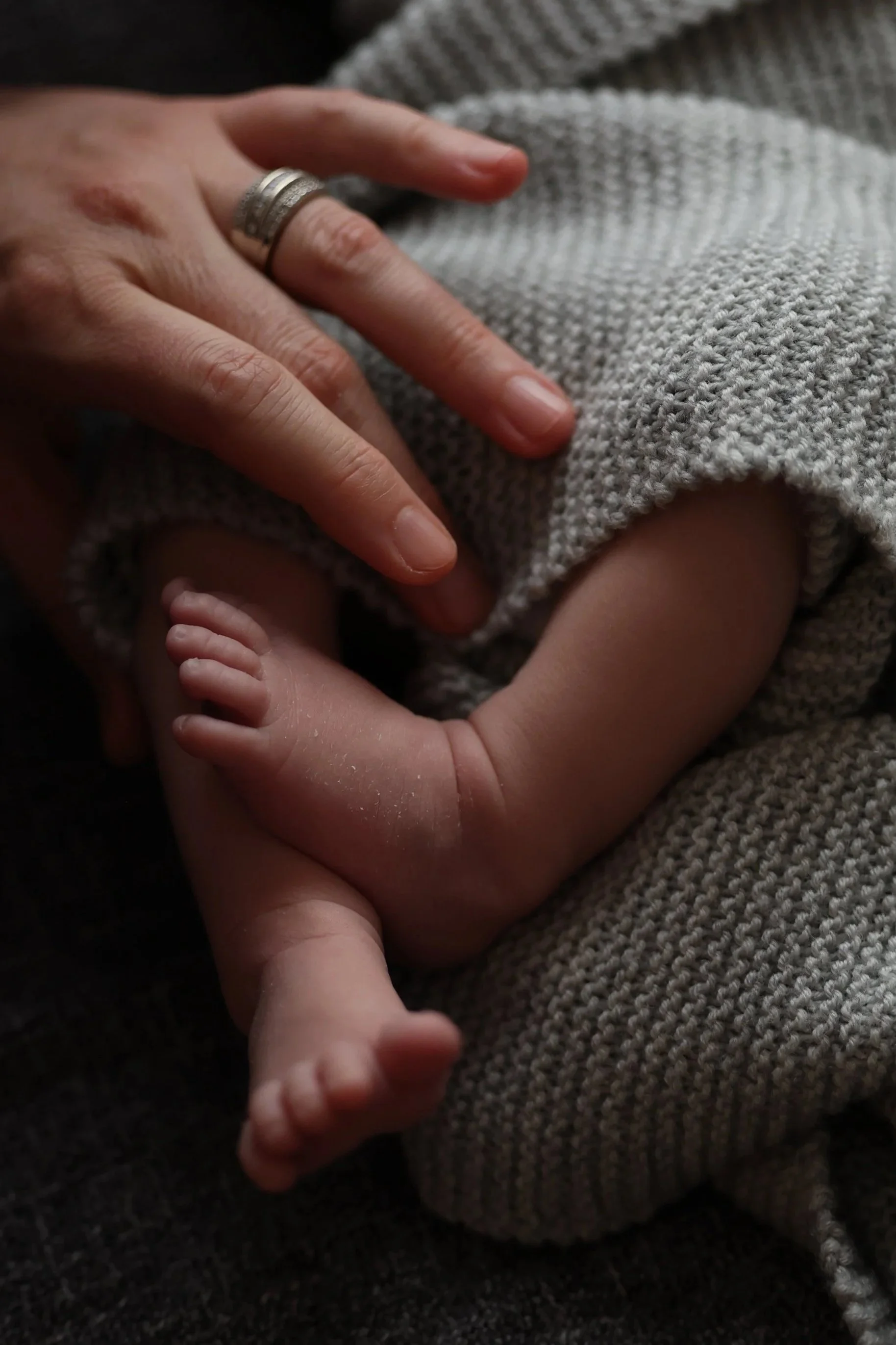 ujjszulott fotozas letisztult minimal természetes otthon vagy studioban