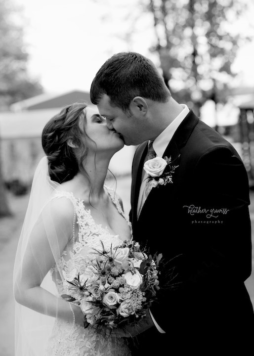 32a-black-and-white-kiss.jpg