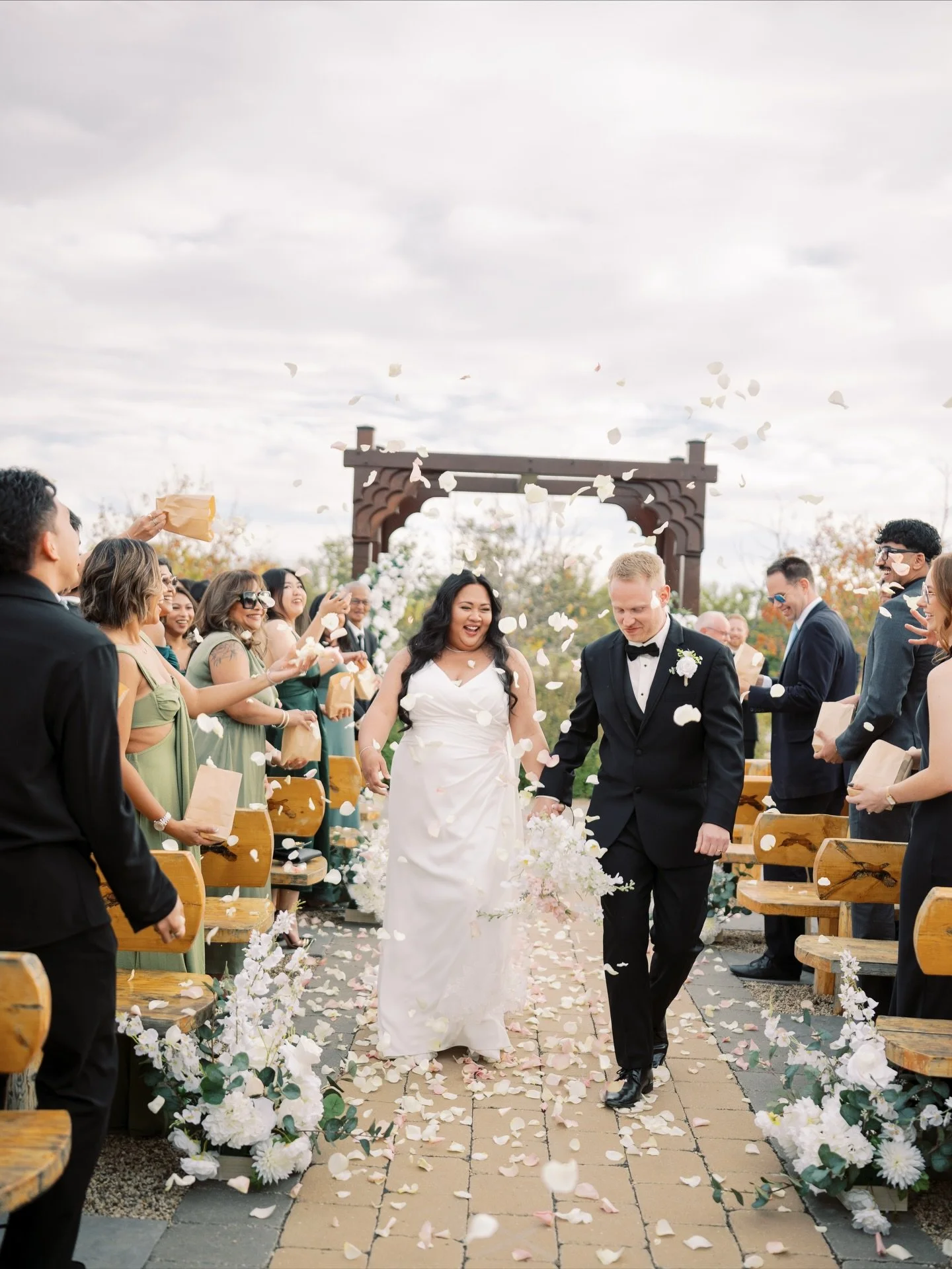 Been MIA lately but I am back! Expect a lot of wedding posts in the next months haha! All yah Brides out there, we are 70% fully booked for next year! Dont wait on inquiring! 😉

Venue: @thegleneventvenue 
Event Organizer: @kasamaevents.yxe 
Bouquets