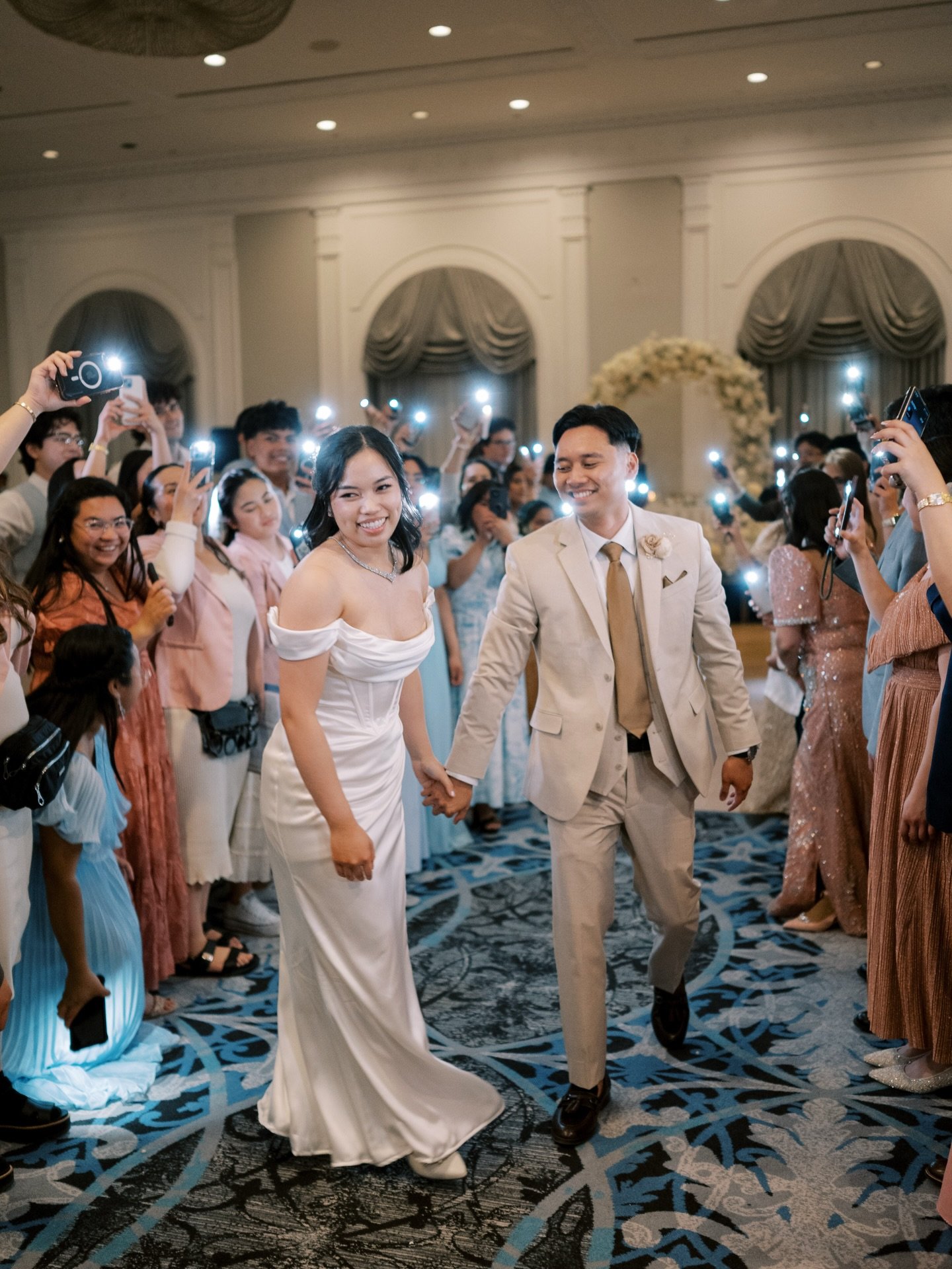 Dianna + Clark Wedding in Regina.

Florals: @weddingsbyabby_ 
Event organizer: @indometria24 
Venue: @hotelsk