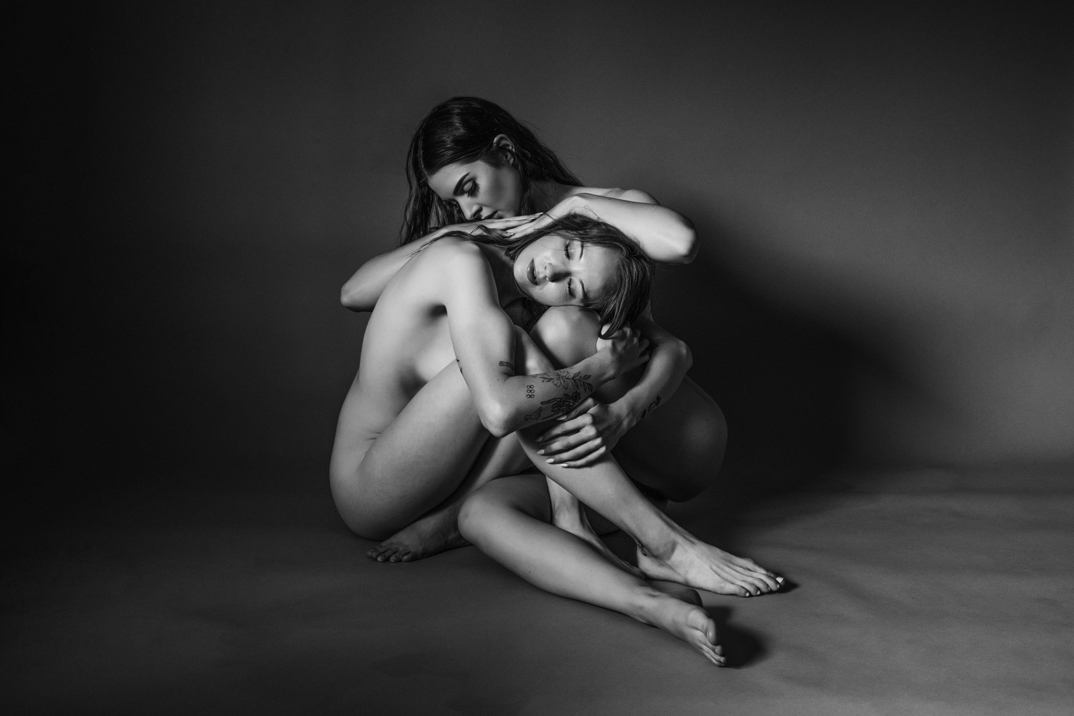 CBOWDEN EMILY AND TAYLOR BW-8.jpg