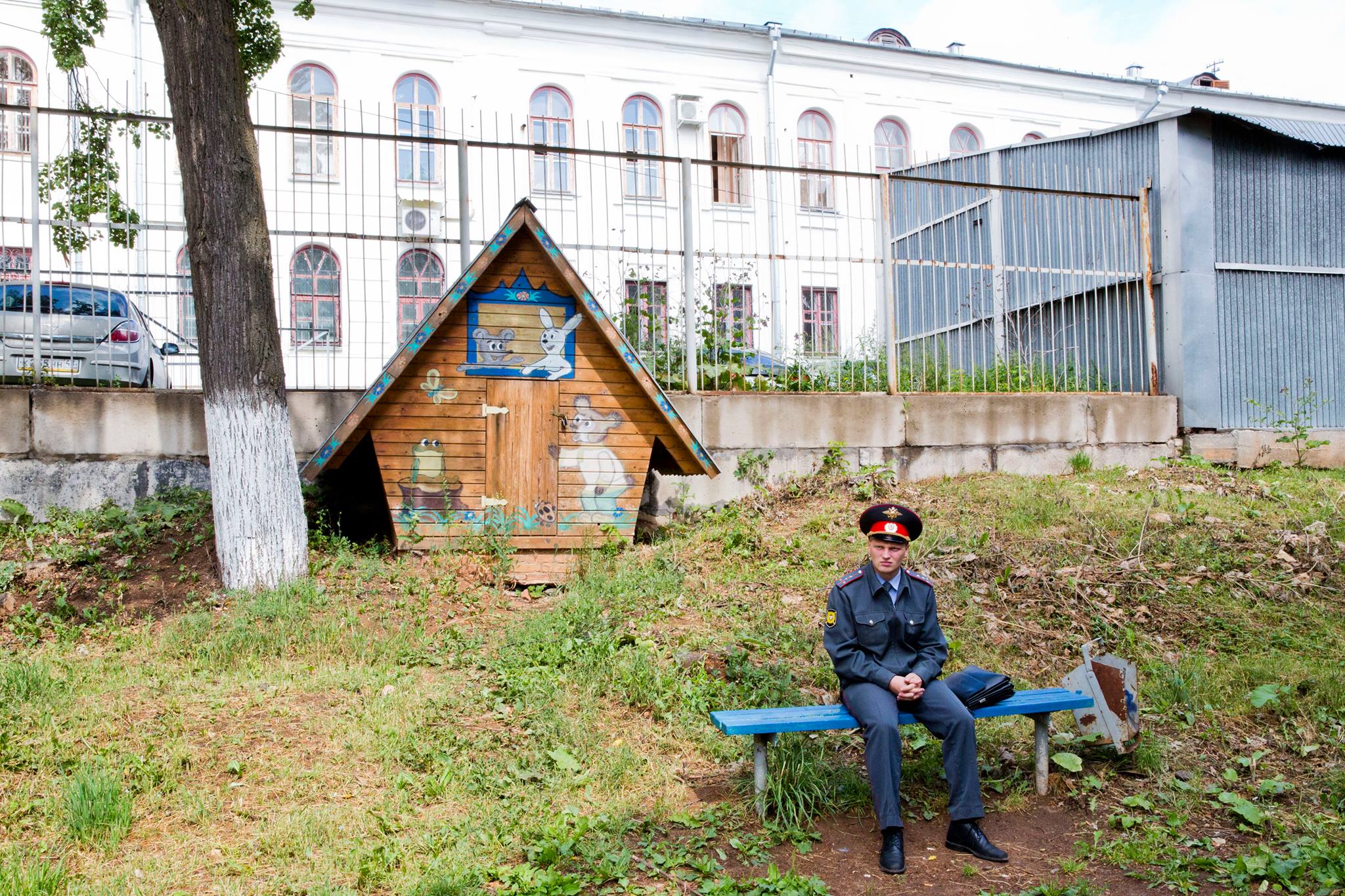 Policeman guards the backyard of a courthouse in Kirov as Alexey Navalny's sentence is being announced. July 18, 2013