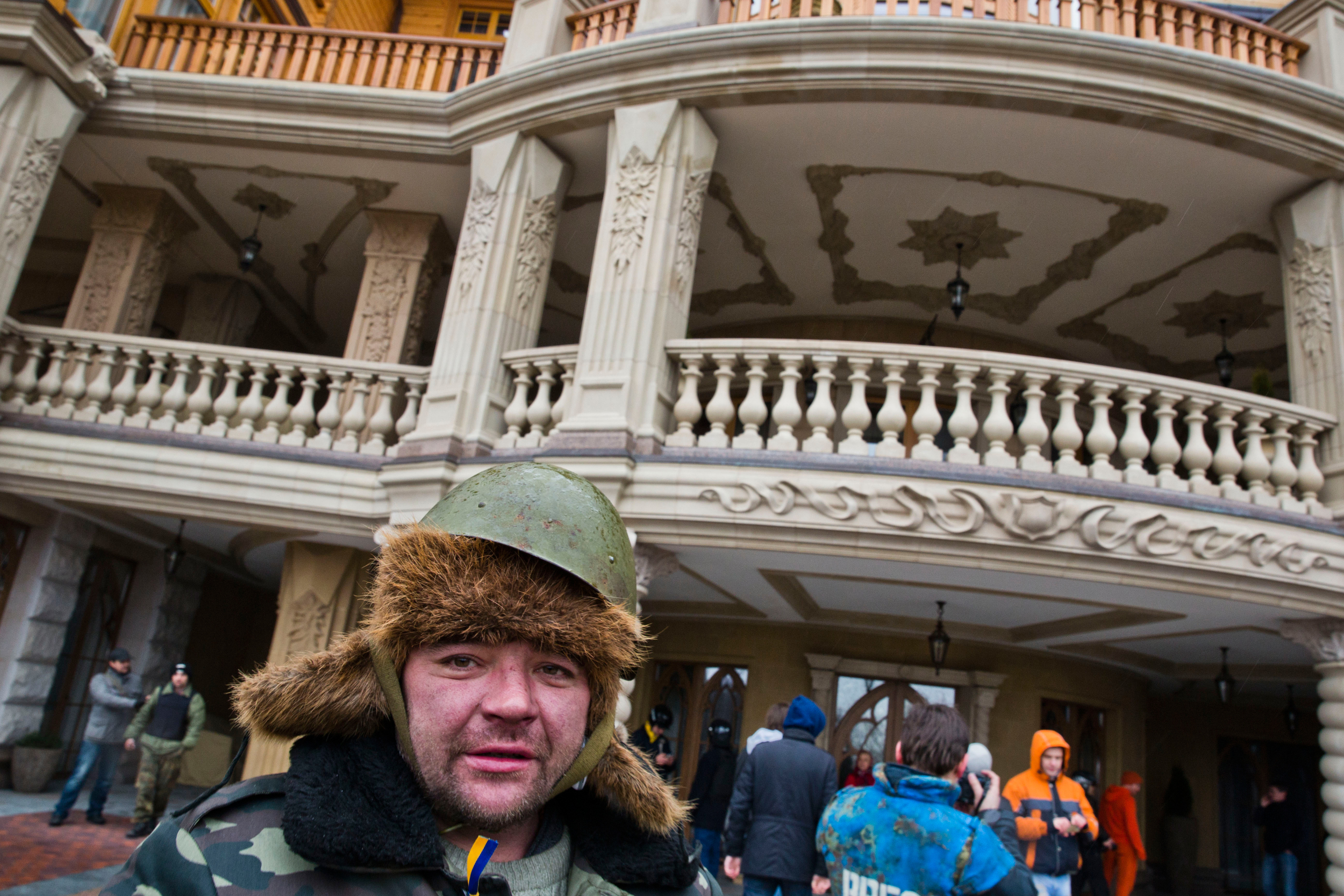  Protesters explore Ukrainian president Yanukovich's fancy residence Mezhihirya after he fled the country 