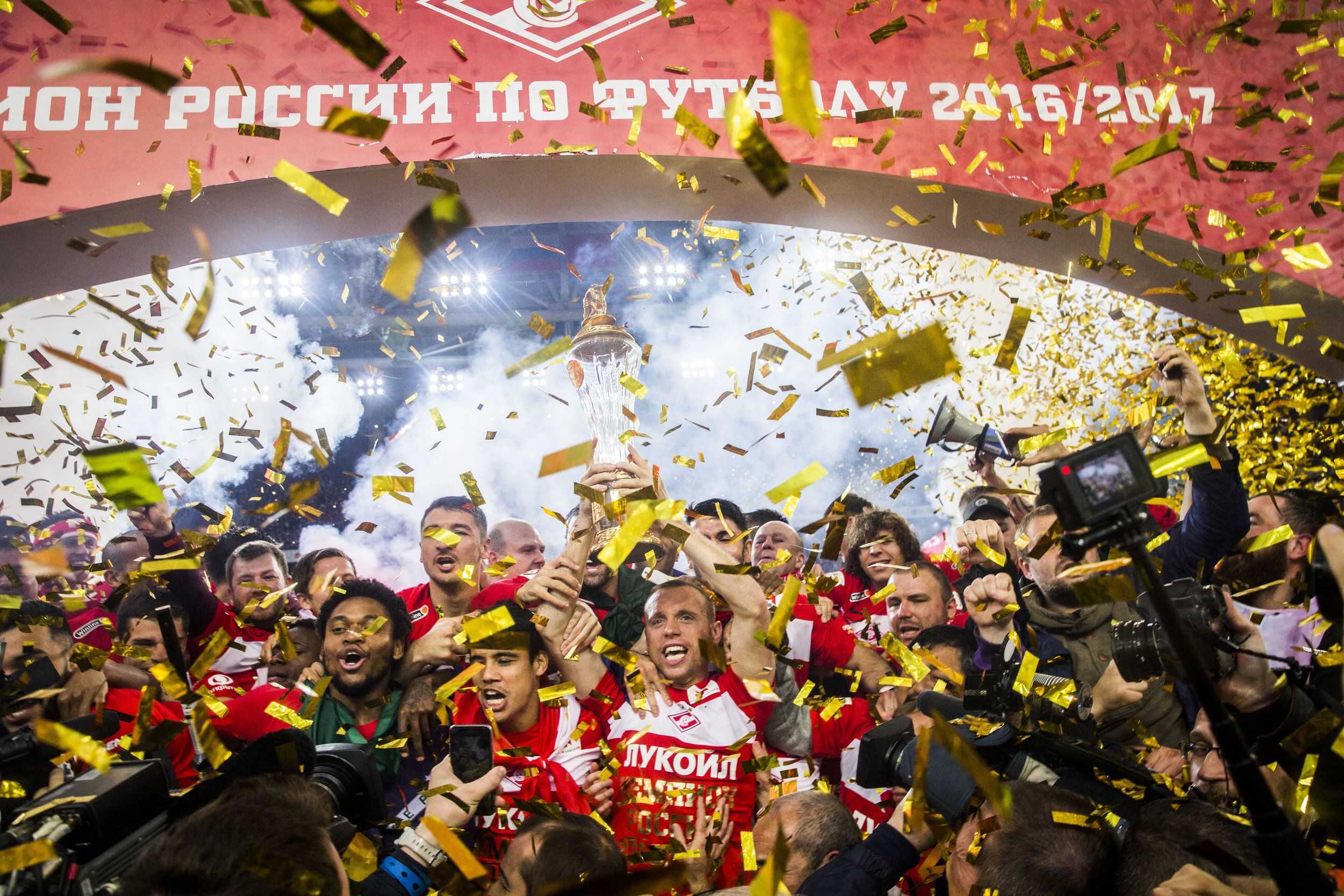  Spartak Moscow team players and fans celebrate their championship 