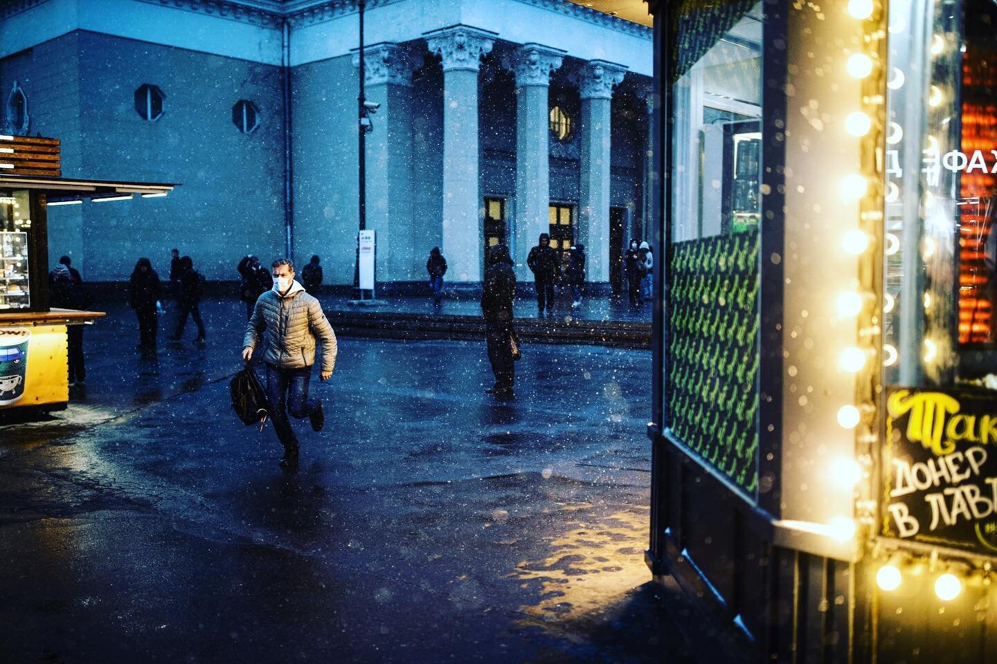 Год назад снимал Москву, подопустевшую в первый день самоизоляции и нерабочих дней. К вечеру валился с ног от усталости, но все равно в горле стоял ком &mdash; казалось, что это надолго; были ужасно красивые снежные сумерки; было жуткое ощущение прив