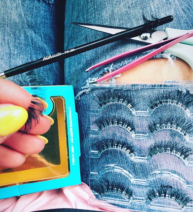 Cutting lashes in the pick up line at my daughters school. .
I never keep a strip lash in one piece, instead I chop it up into 3 or 4 pieces which makes it soooooooo much easier (and faster) to apply. .
Before I cut them, I wrap them around a lip or 