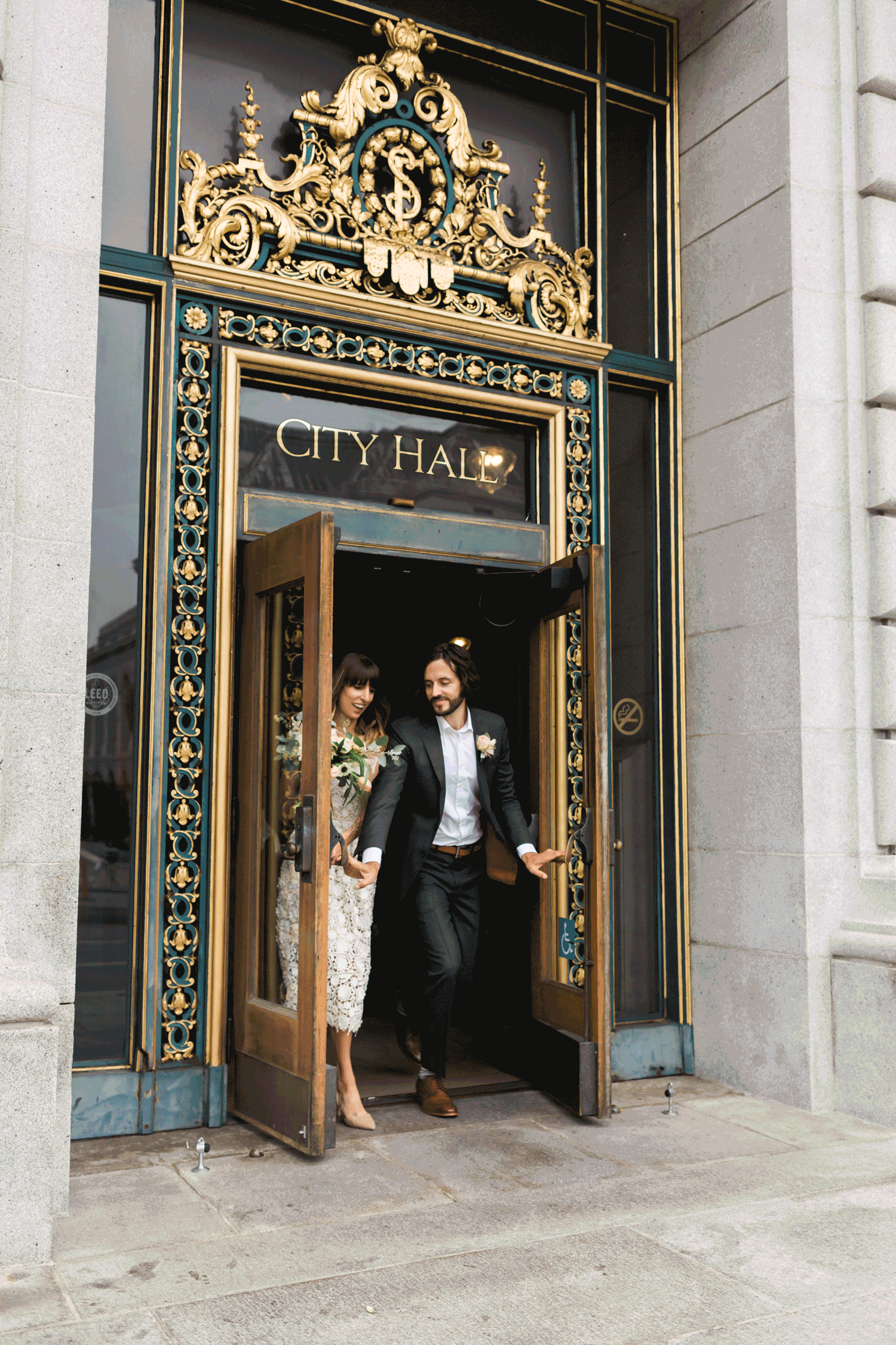 city-hall-exit-lilouette.gif
