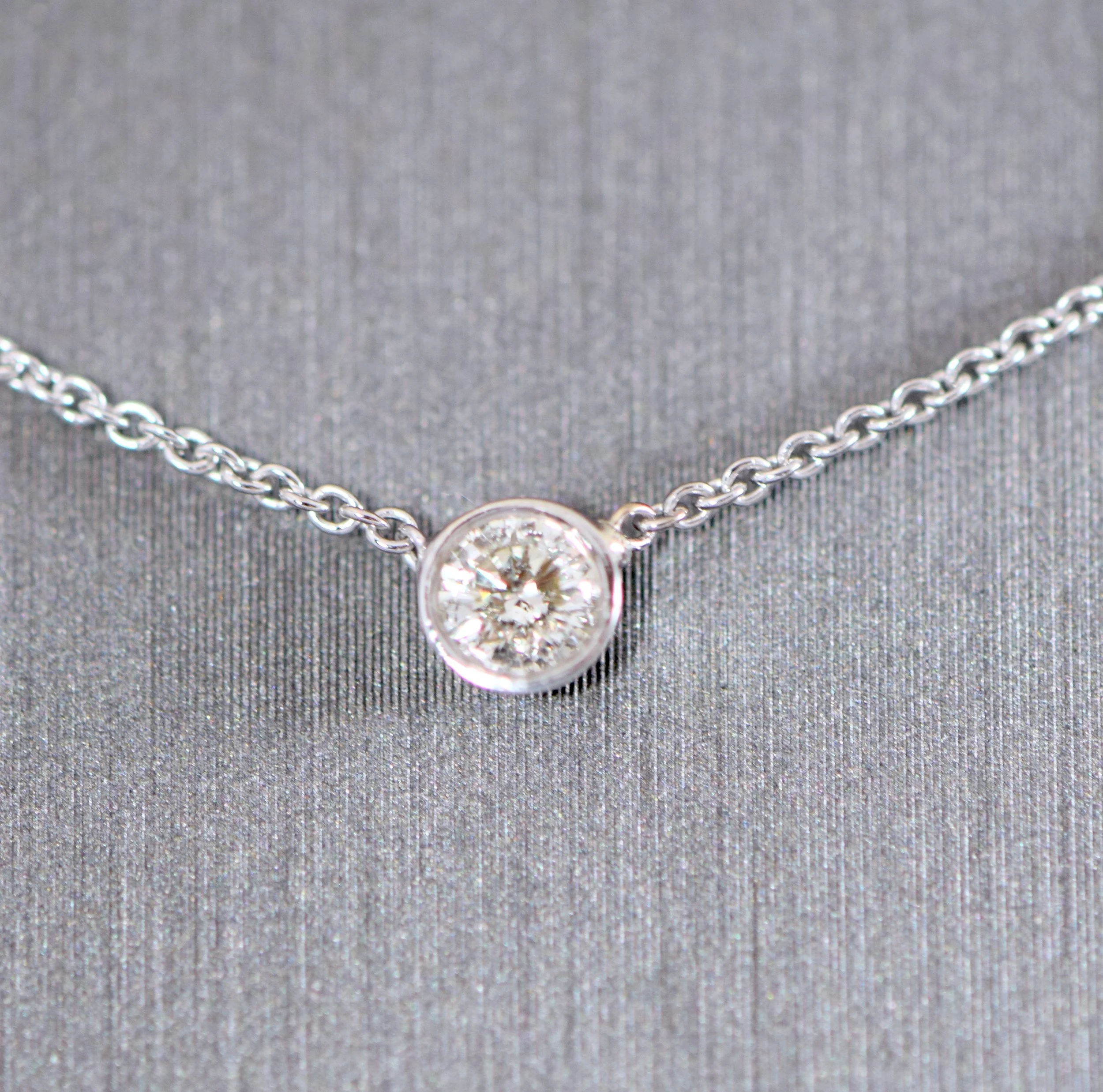 Single diamond pendant 