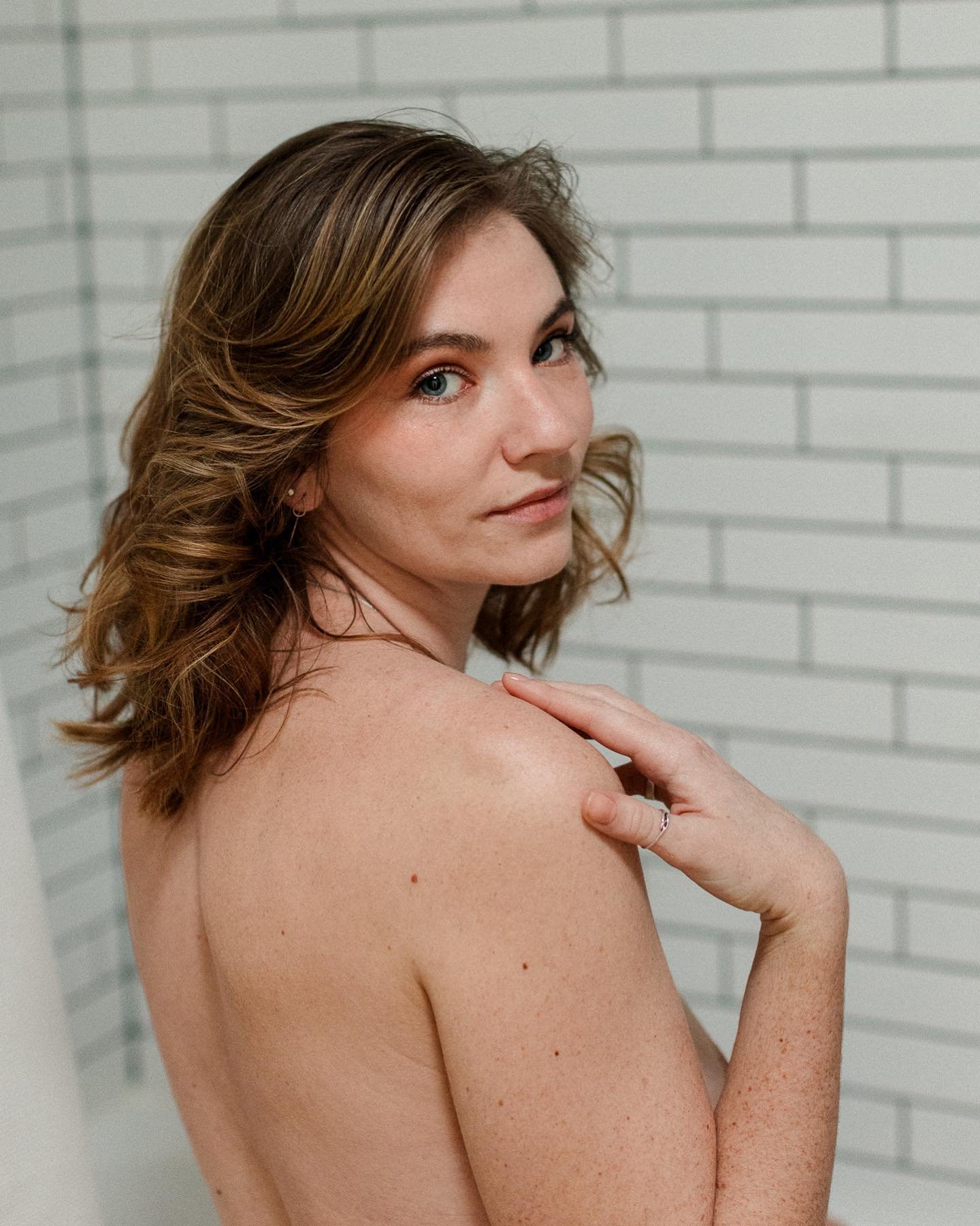 Who wants to use my studio shower for their next session??⁠
⁠
Madeline decided to take an actual shower during her session, and she loved how these portraits allowed her to transform an everyday ritual into a work of art