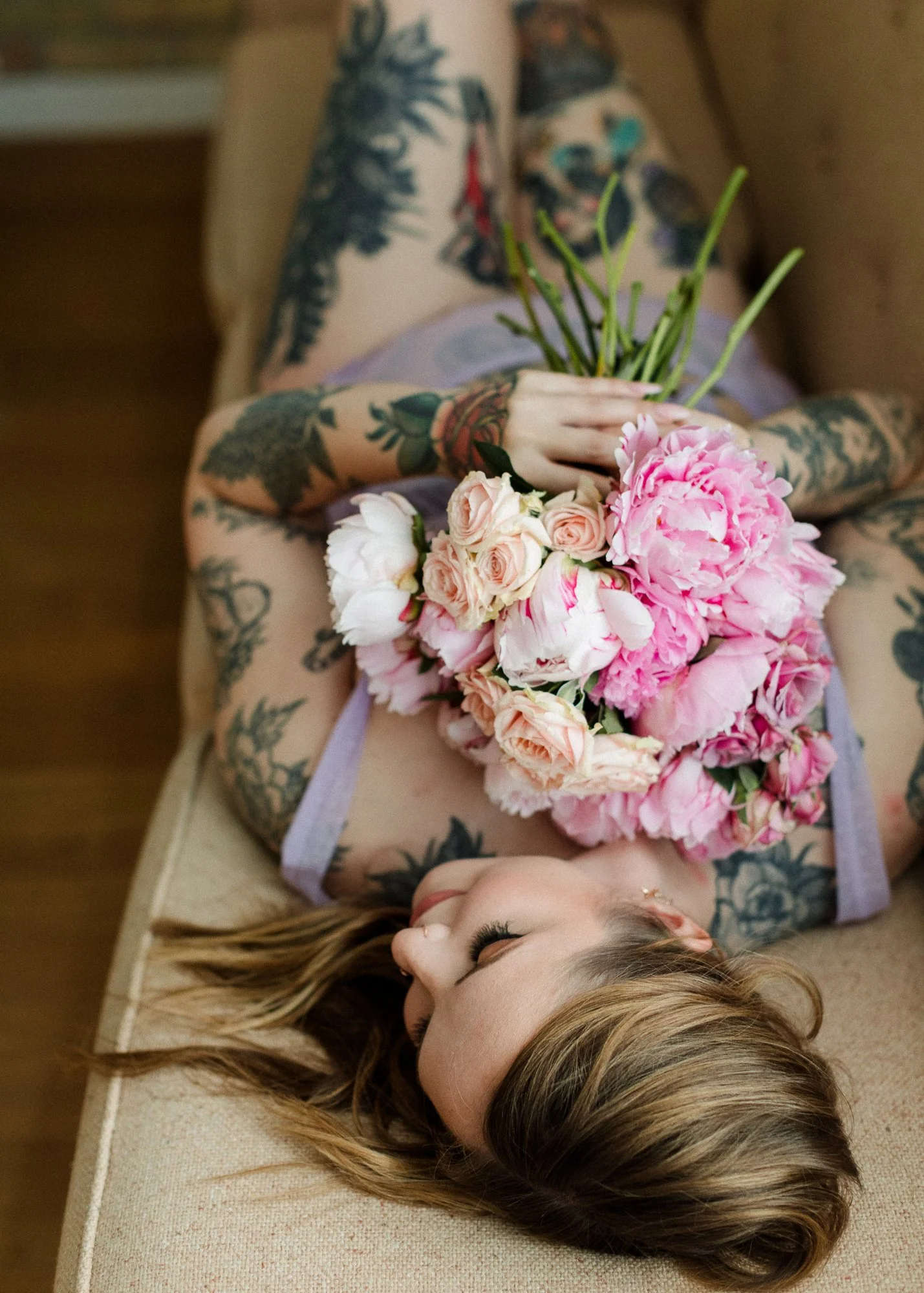 romantic happy boudoir photography with flowers-05.jpg