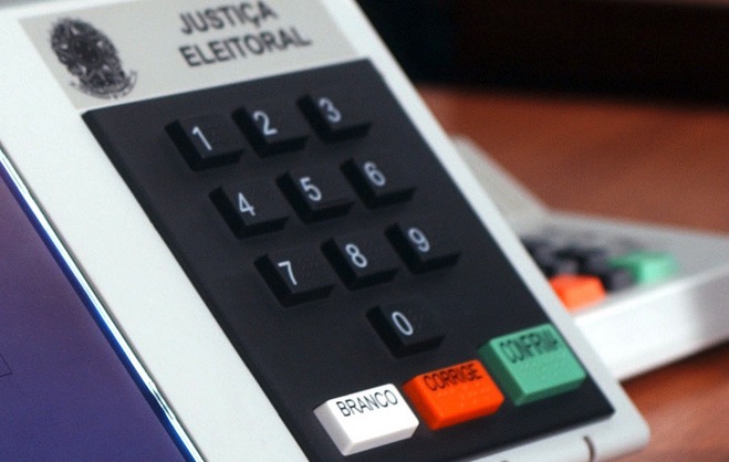 (Foto original – José Cruz / AgênciaBrasil (Via Wikipédia) | Creative Commons — Atribuição 3.0 Brasil https://pt.wikipedia.org/wiki/Ficheiro:Urna_eletr%C3%B4nica.jpeg )
