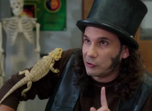 E espero que também não seja o “Cara com costeletas de estrela, cartola e iguana.”
