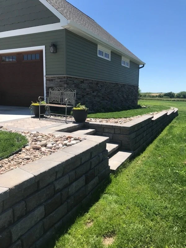 Retaining wall with steps.jpg