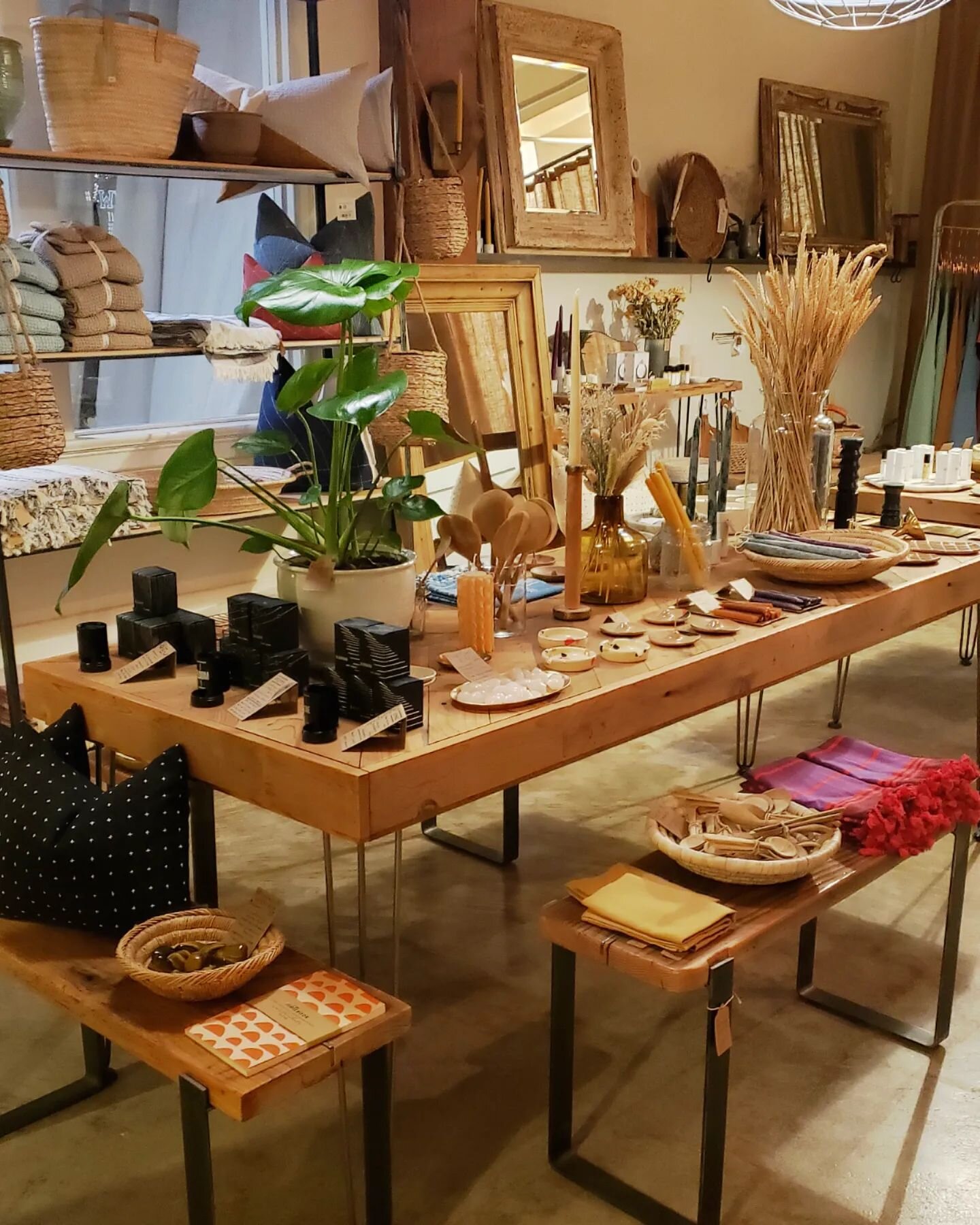 We are open today at 11! 

Swing by for some incense, candles, plants or textiles for the home. While supplies last. ❤

This photo is taken from late last night. I love the cozy glow.

#chariothome #summer2022