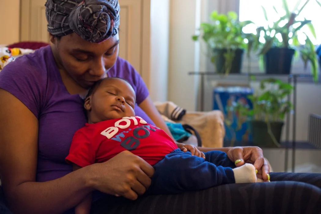 Amber Gates, 28, at home with her son. Caroline Olsen, City Bureau.