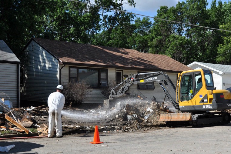 EPA worker helps to clear asbestos from demolition (Photo: usacehq/Flickr)