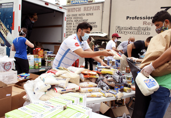  Volunteers at the Black and Brown Unity Food Pantry handed out food from 11 a.m. to 7 p.m. (Photo: Alex Arriaga/City Bureau) 