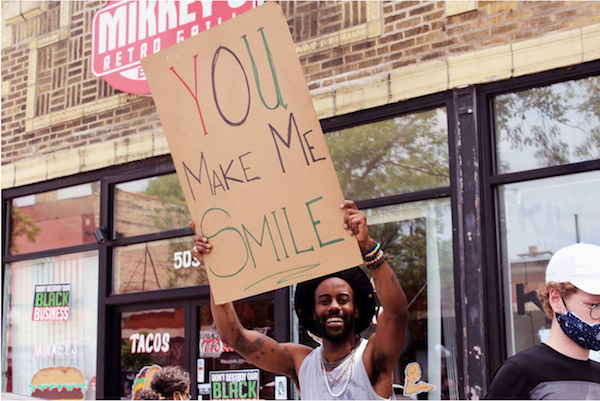  Volunteers play music and dance on the corner of 47th Street and Vincennes Avenue.&nbsp; (Photo: Alex Arriaga/City Bureau) 
