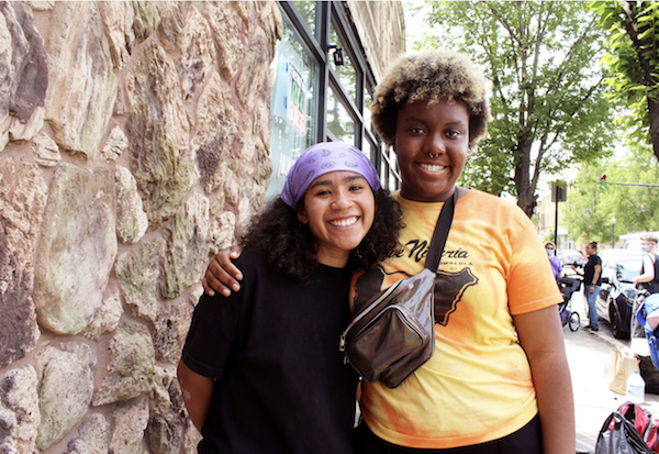  Karizma Blackburn (left) and Iris Haastrup co-organized the South Side Grocery Pickup in Bronzeville. (Photo: Alex Arriaga/City Bureau) 