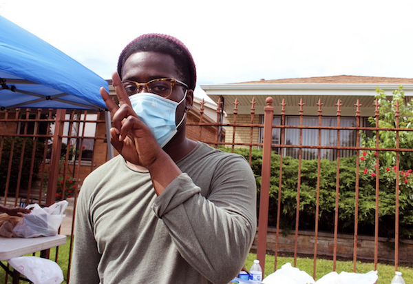  Dave Ellis Flynn organized the Oasis on 95th Street food distribution with friends and collaborators. (Photo: Alex Arriaga/City Bureau) 